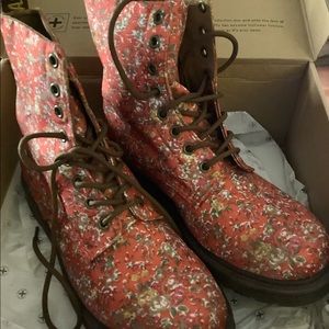 DR. MARTENS PAGE BOOTS